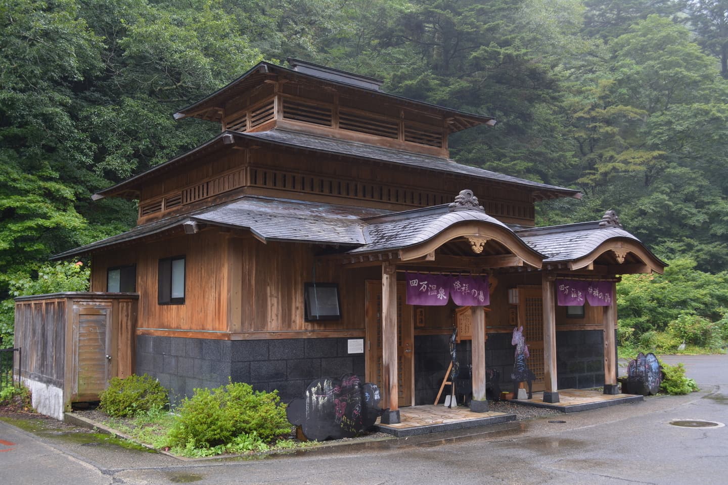 四万温泉の街並み